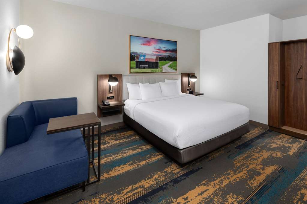 La Quinta Inn & Suites by Wyndham San Antonio at the RIM - photo 15