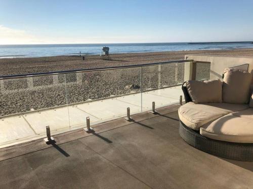Beautiful Ocean Front Coastal Sunset Beach House — 4-Star Luxury Hotel in Oxnard, United States