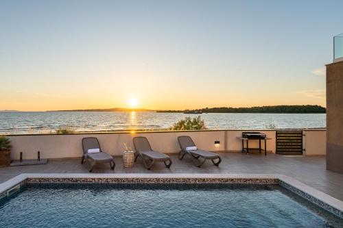 Sea Gem beachfront villa with heated pool Privlaka — 4-Star Luxury Hotel in Privlaka, Croatia