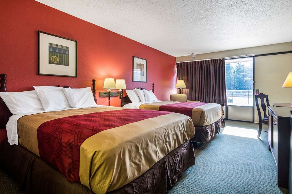 Econo Lodge Inn & Suites Conference Center - photo 9