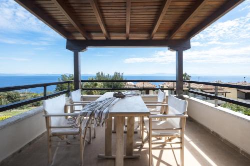 Afytos Villa Pearl by Luxlikehome — 4-Star Luxury Hotel in Afytos, Greece