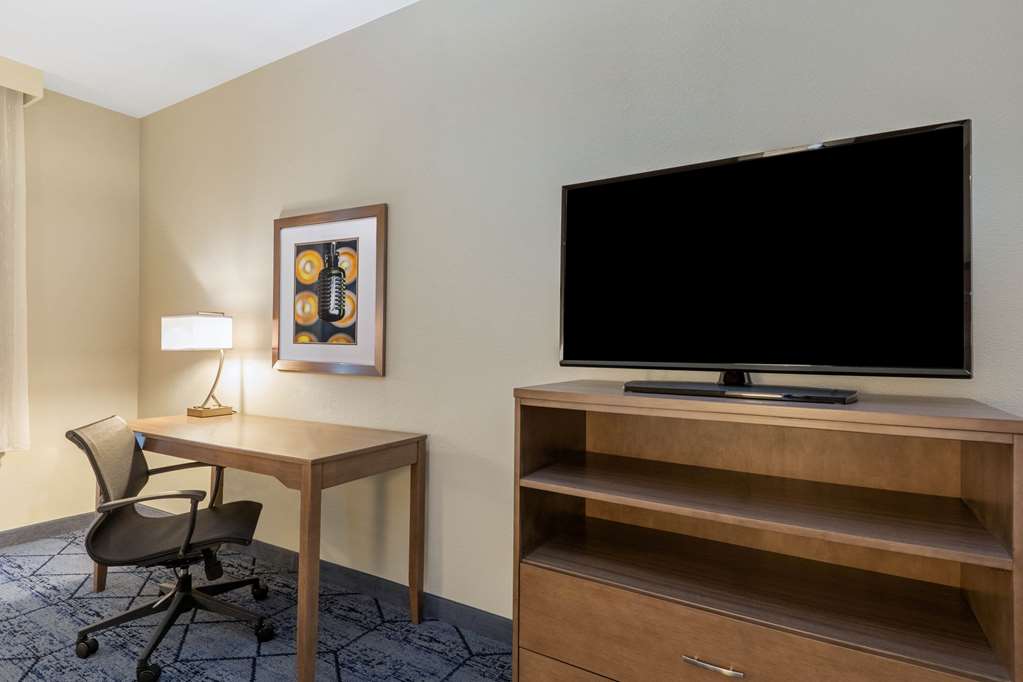 La Quinta Inn & Suites by Wyndham Kansas City Beacon Hill - photo 20