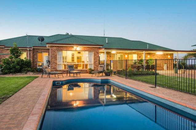 Spacious resort style property with pool in Mudgee Rest Easy Mudgee Villa in Mudgee, Australia