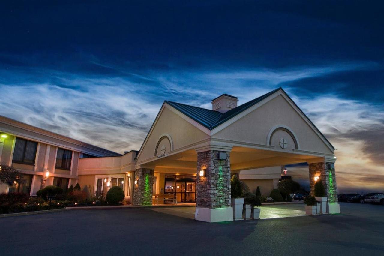Buffalo Airport Hotel - photo 2