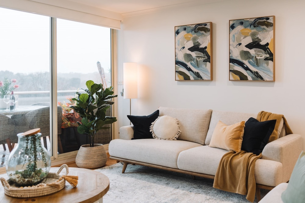 Lakeside 3 Bed Apartment with Jacuzzi — 4-Star Luxury Hotel in Belconnen, Australia