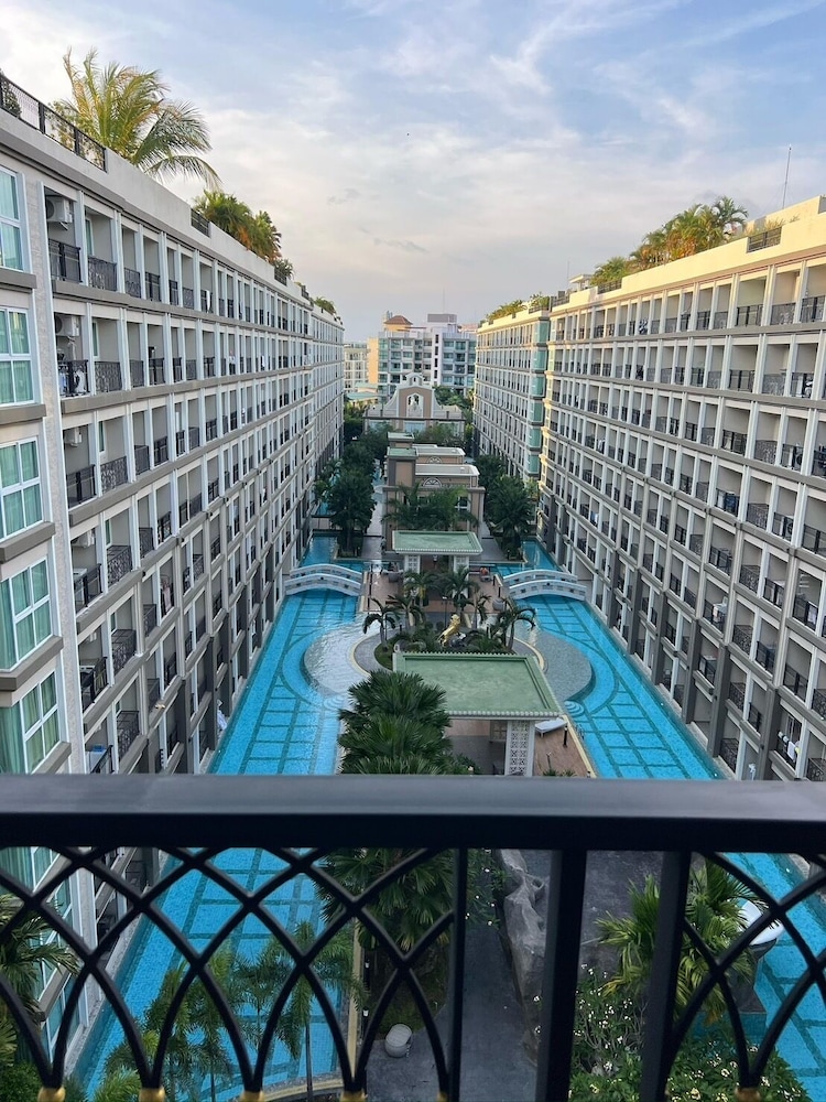 Dusit Grand Park 2 — 4-Star Luxury Hotel in Pattaya, Thailand