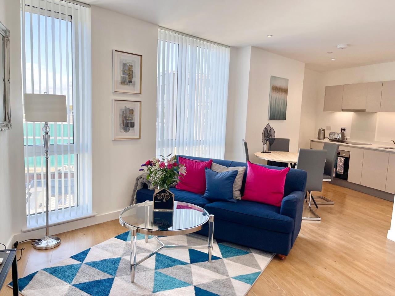 Urban Gateway Spacious Apartment with free parking — 4-Star Luxury Hotel in Bracknell, United Kingdom