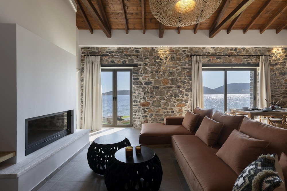 Lichnos Luxury Suites — 4-Star Luxury Hotel in Sourpi, Greece