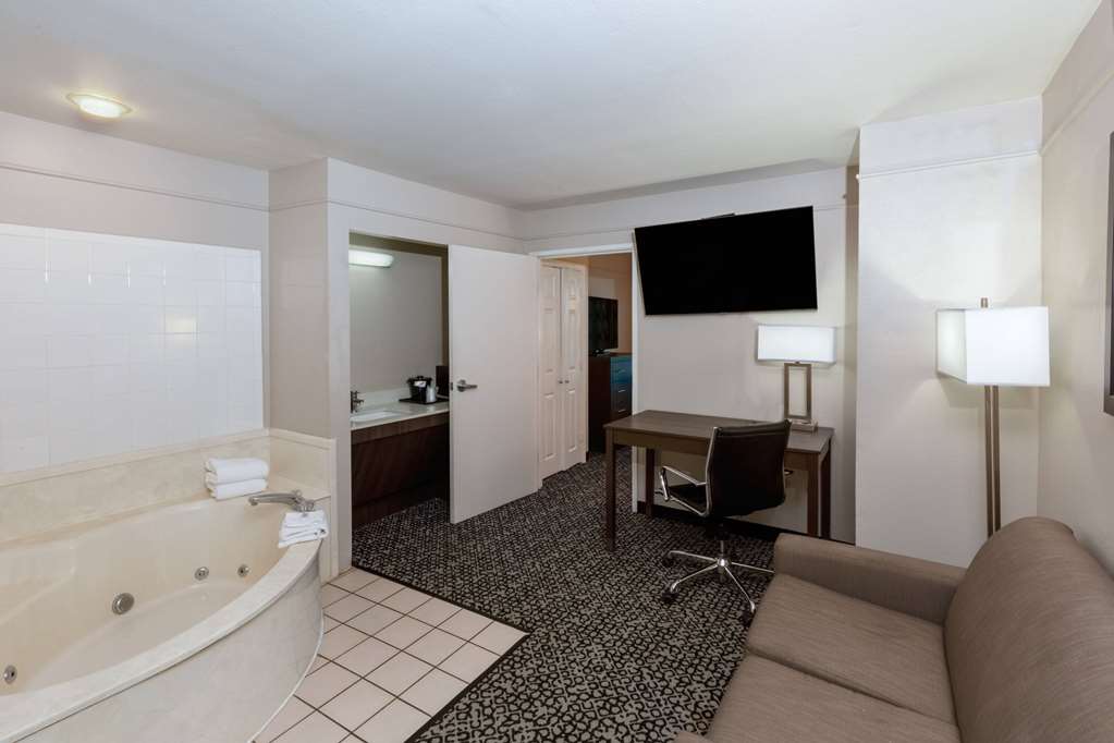 La Quinta Inn & Suites by Wyndham Rockwall - photo 28