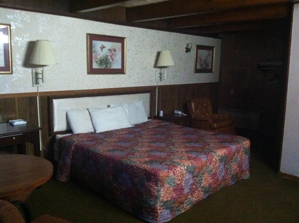 B & J Motel - photo 10