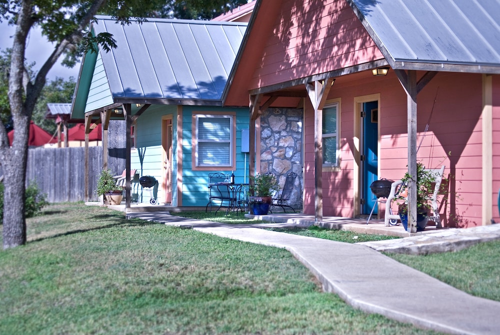 Blanco Riverside Cottages & RV