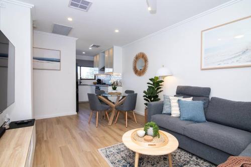 Seaside Smart Home Coastal Chic at Henley Beach — 4-Star Luxury Hotel in Adelaide, Australia