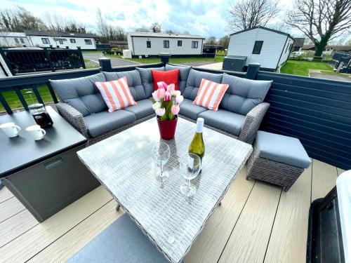 Meadow View Hot tub lodge Free Hoburne passes — 4-Star Luxury Hotel in South Cerney, United Kingdom