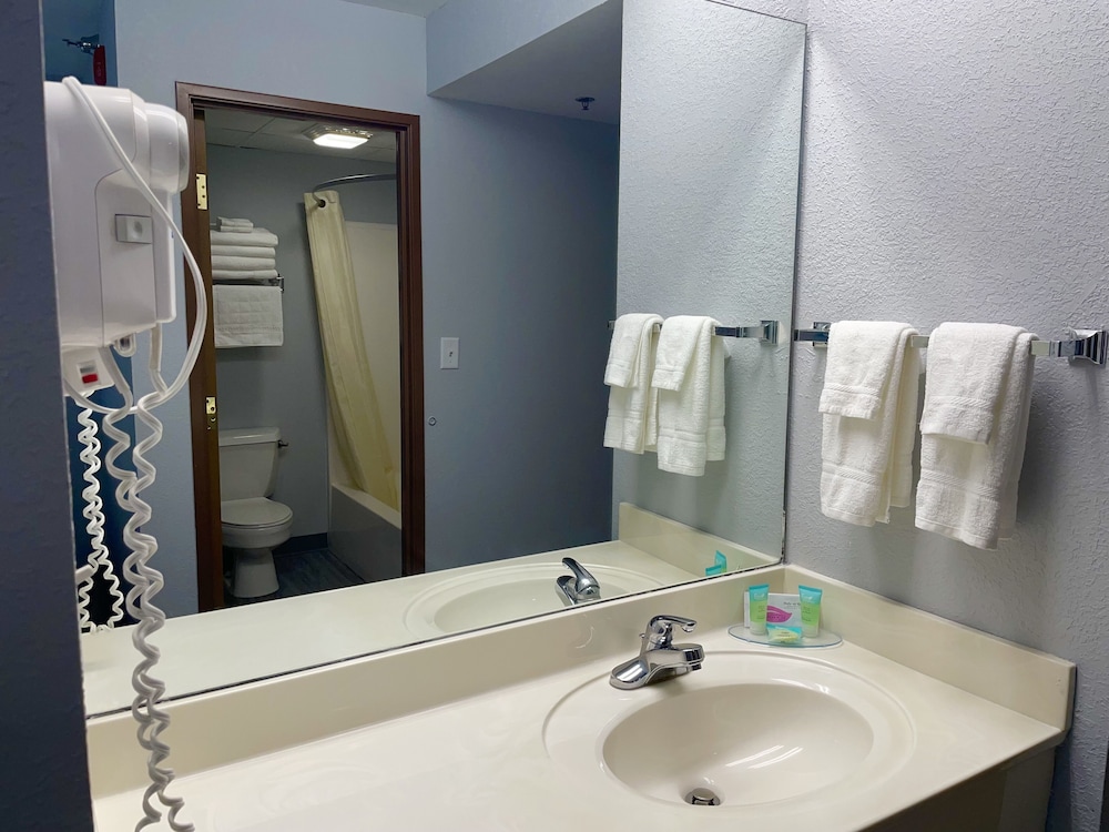 Schmidt's Creek Hotel - photo 23