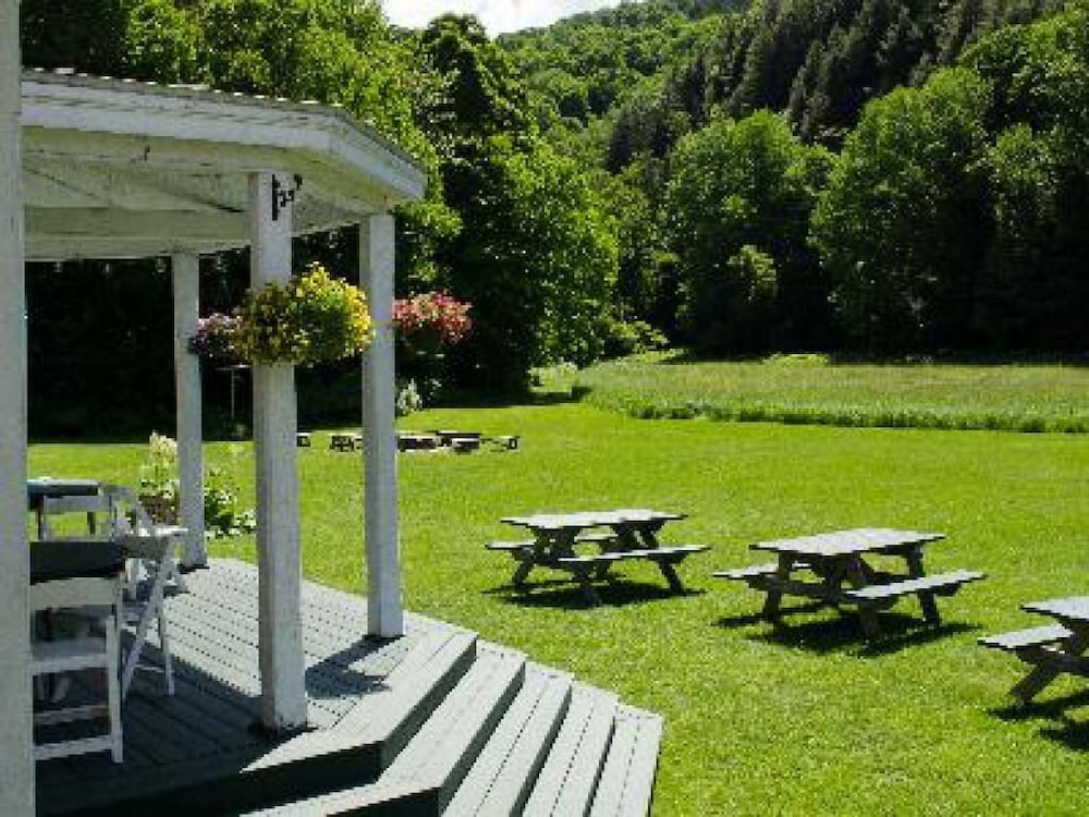 Lareau Farm Inn - carbon neutral hotel in Stowe