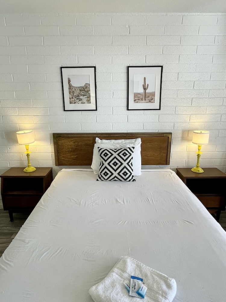 The Postcard Motel - photo 26