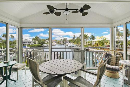 Bay view Siesta Key condo with private beach access — 4-Star Luxury Hotel in Siesta Key, United States