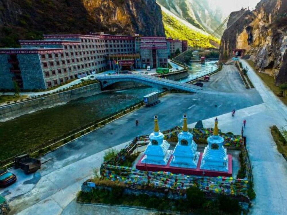 Balagezong Tibetan Ecological Hotel in Shengping, People's Republic of China