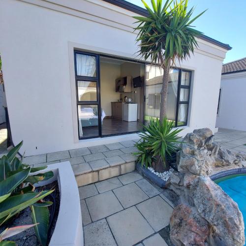 Balmoral Cottage West Beach