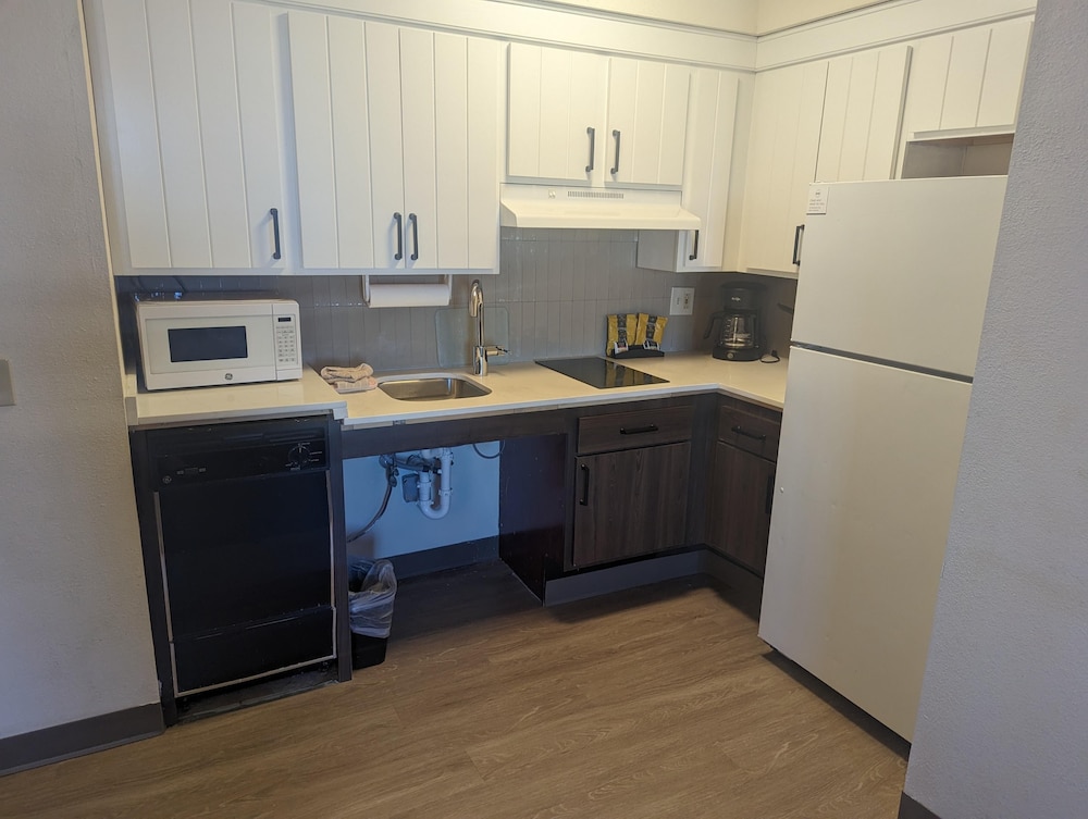 Staybridge Suites Allentown Bethlehem Airport by IHG - photo 41
