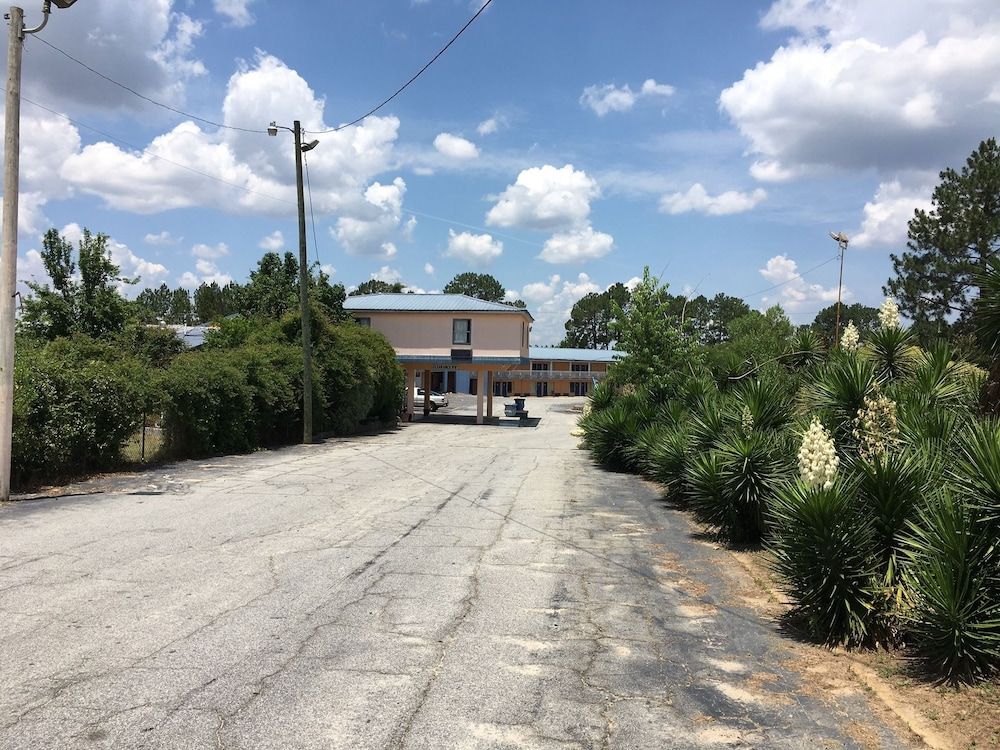 Ashburn Inn & RV Park - photo 4