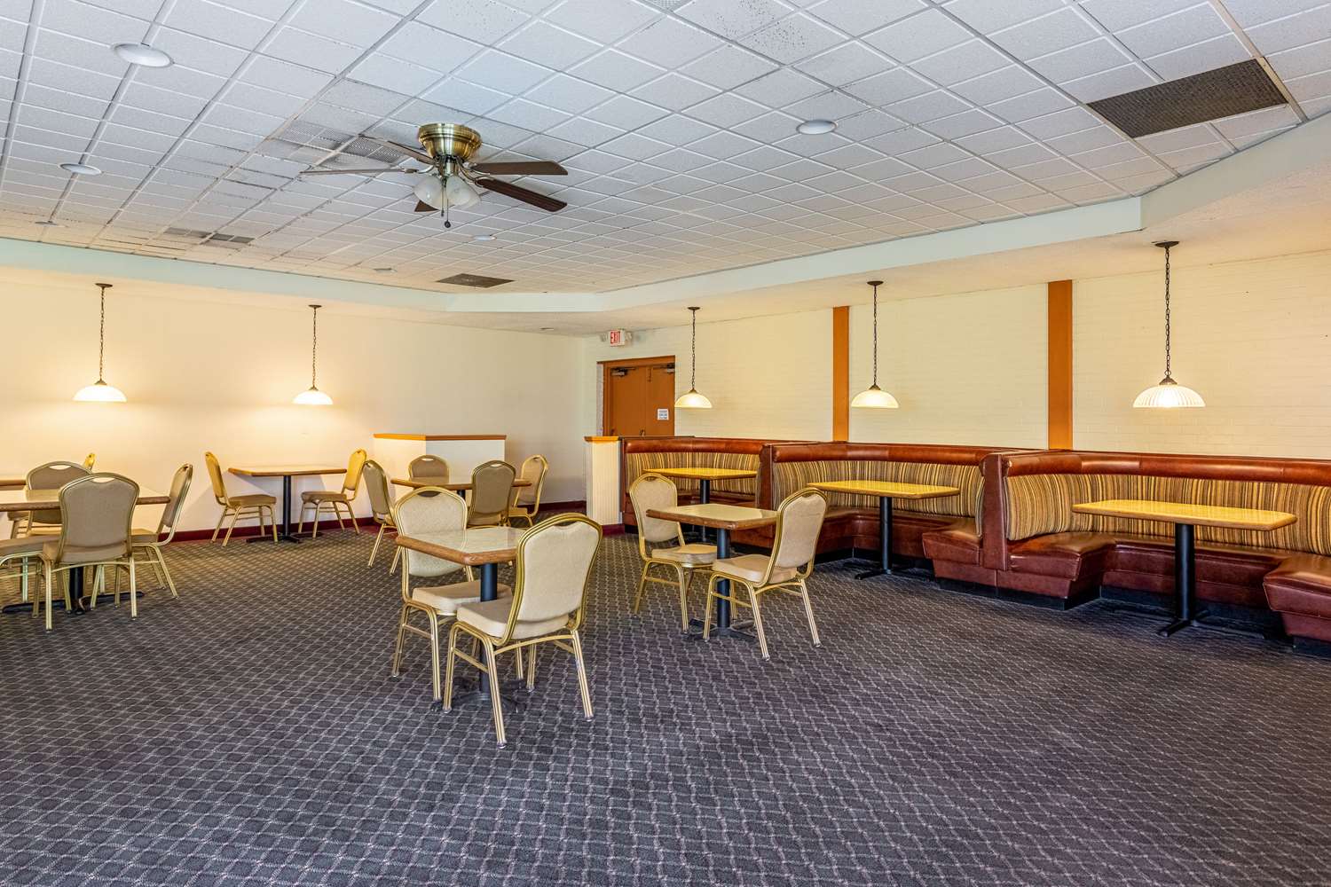 Econo Lodge - photo 18
