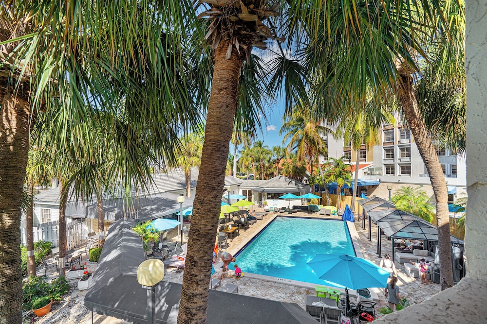 Hotolos - carbon neutral hotel in Hollywood