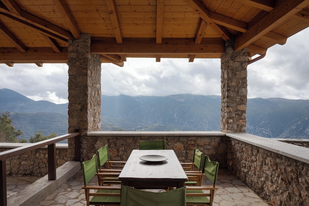 Villa Margarita Arachova — 4-Star Luxury Hotel in Arachova, Greece