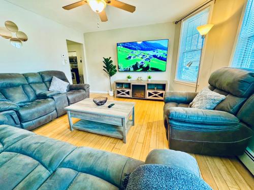 Bright Stylish & Cozy 2Bed Unit w Backyard & Grill Close to NYC - last minute hotel in Haledon
