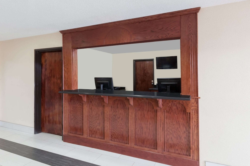 Super 8 by Wyndham Bowling Green South - photo 2