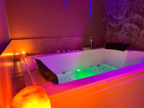Suite Con Jacuzzi Privata Townhouse Piraino — 4-Star Luxury Hotel in Brolo, Italy