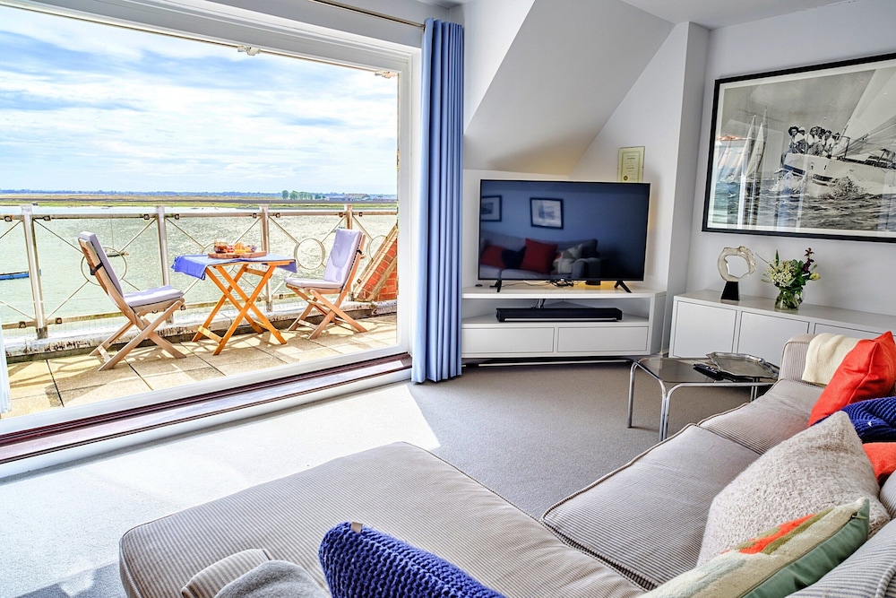 Finest Retreats Kings Wharf Luxury Riverside Home — 4-Star Luxury Hotel in Burnham-On-Crouch, United Kingdom