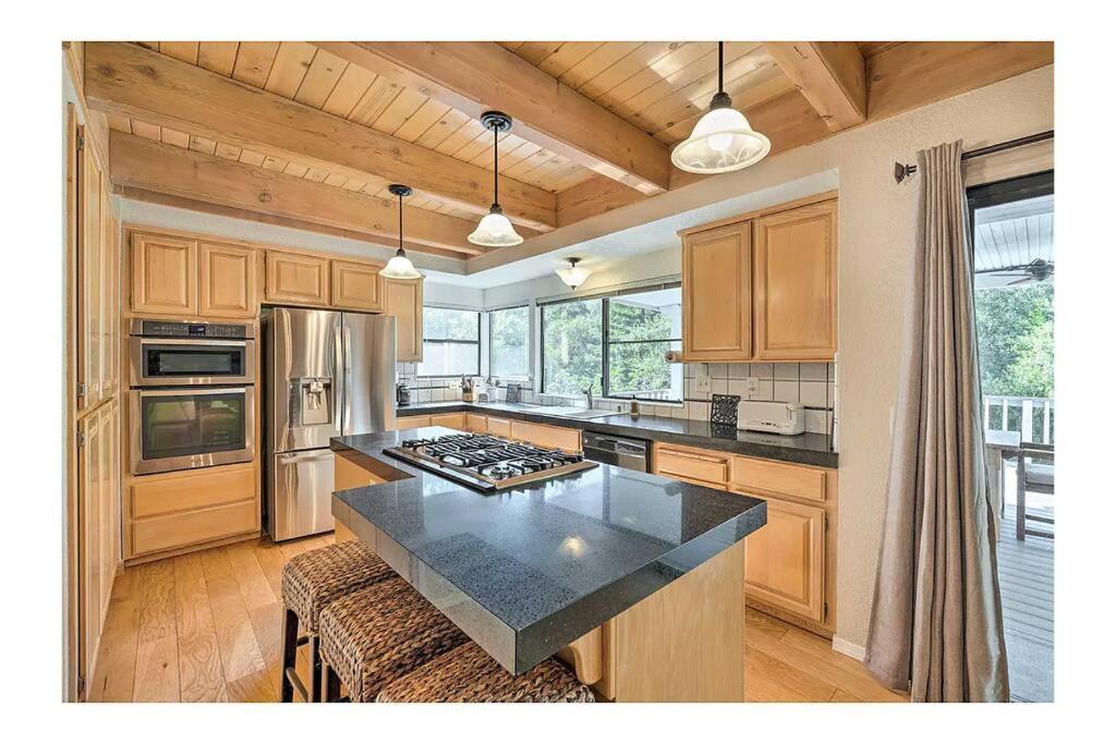 Relaxing Nature Retreat 4b Hot Tub Sauna Pets Ok in Auburn, United States