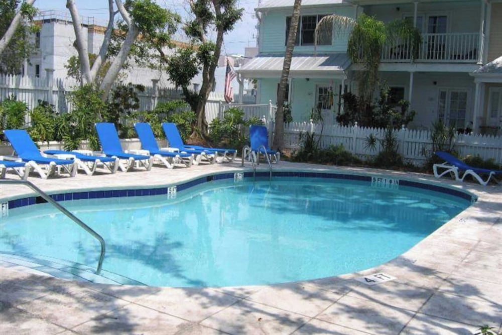 Bahamian Reed by Avantstay Walk to Everything w Community Pool Month Long Stays Only - photo 27