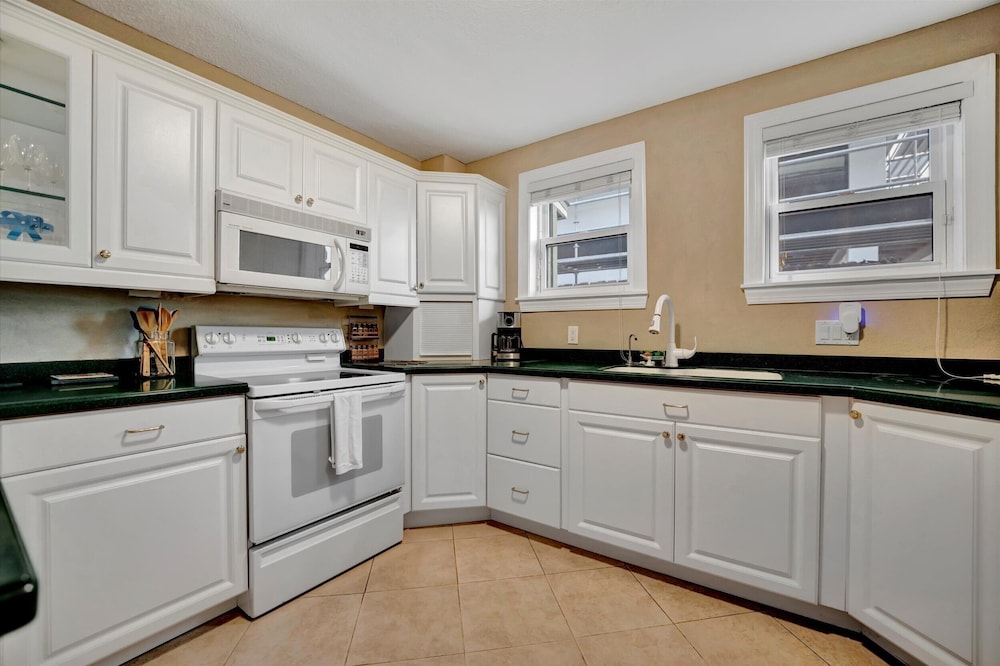 Stones Throw Beachfront Luxury Suites - photo 27
