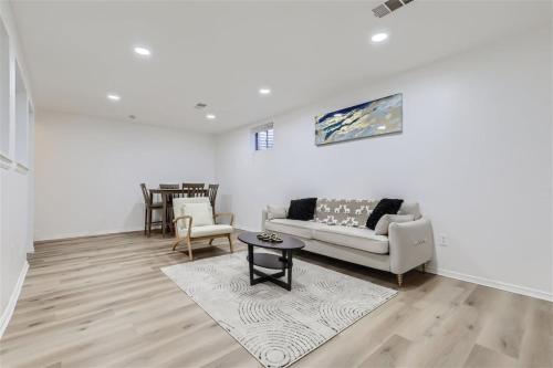 15 mins from DIA Fenced Yard Garage Remodeled — Aurora — photo 3