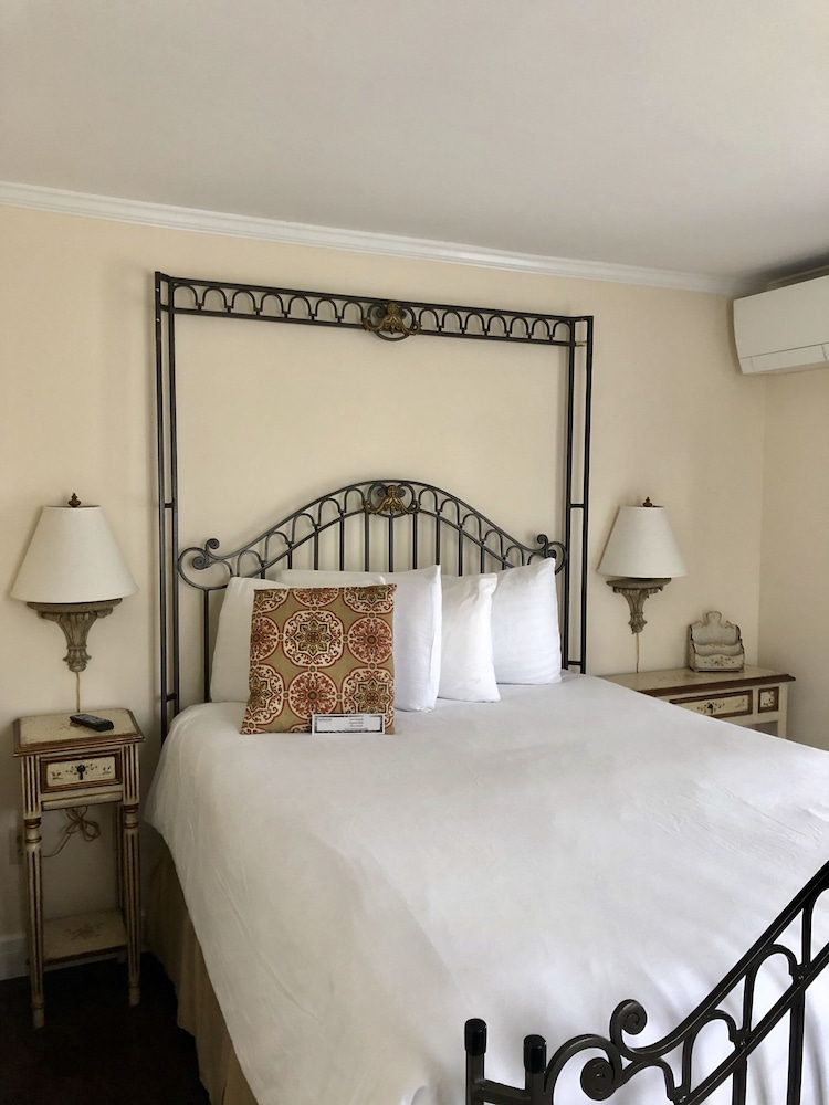 Ivy Manor Inn Village Center - photo 11