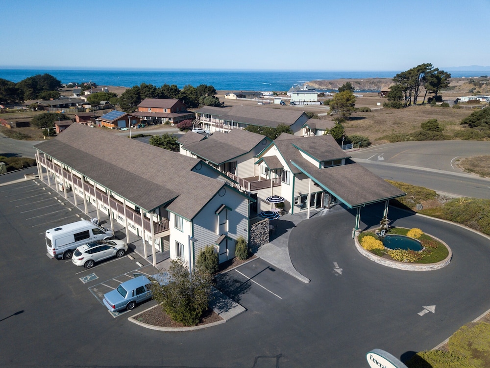 Emerald Dolphin Inn & Mini Golf - featured photo