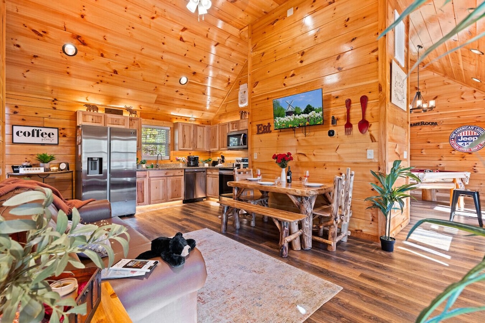 Smokies Couple Getaway — 4-Star Luxury Hotel in Sevierville, United States