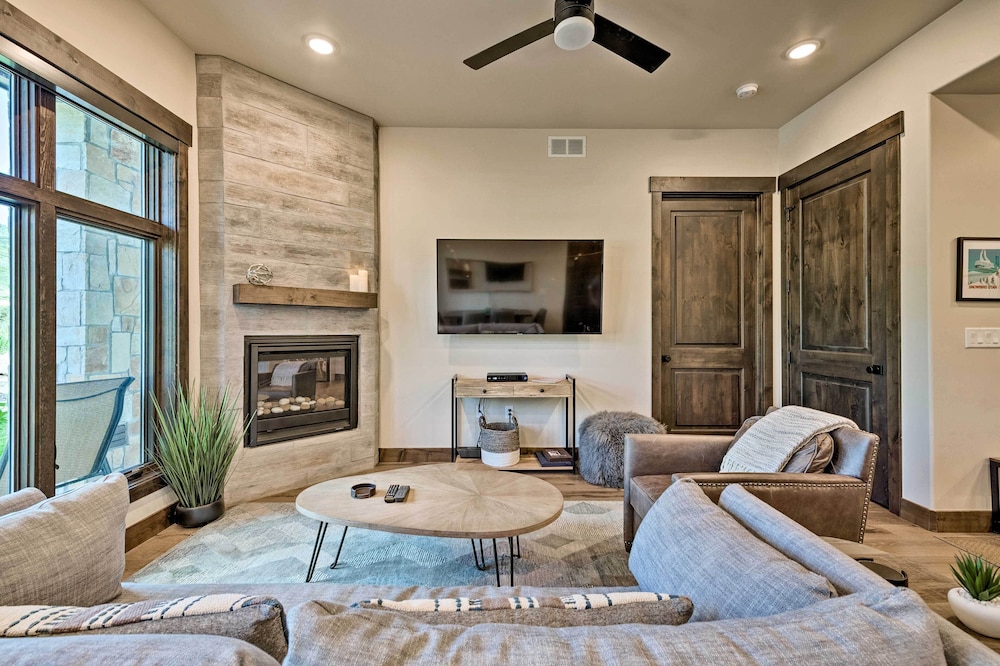 Luxe Canyons Ski Resort Condo Walk to Ski Lift - photo 4