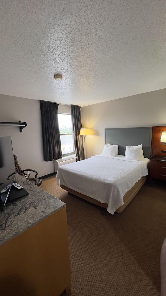 Days Inn by Wyndham Great Lakes Naval Base - photo 8
