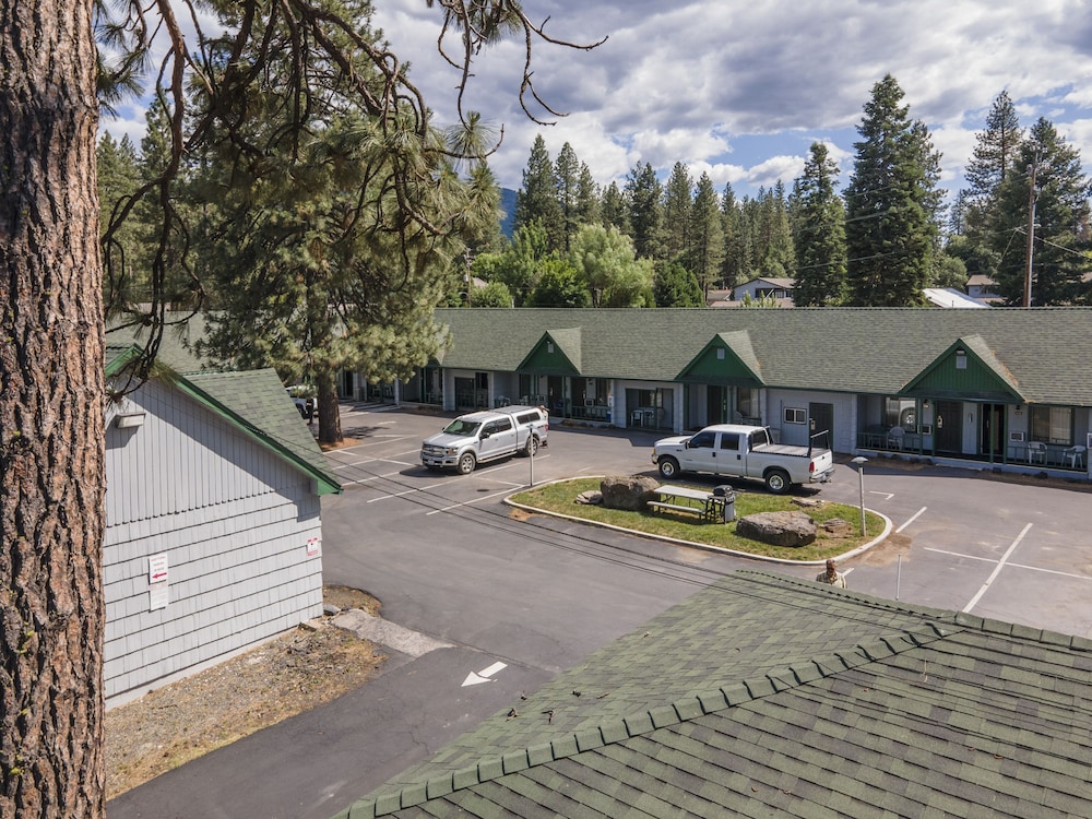 Green Gables Motel & Suites - photo 61