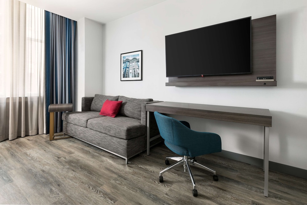 Hampton Inn & Suites Baltimore Inner Harbor - photo 14