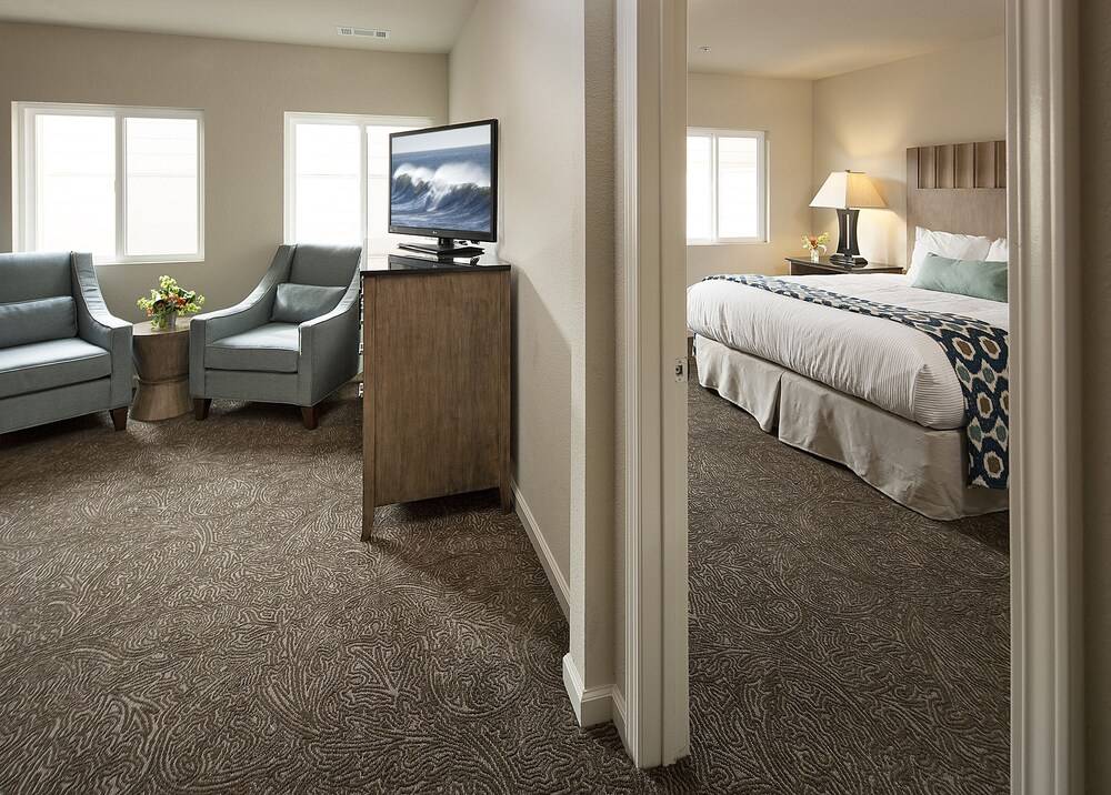 Cambria Landing Inn & Suites - photo 21