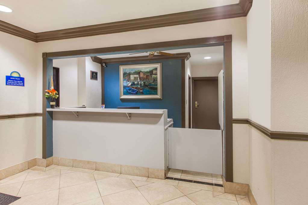 Days Inn & Suites by Wyndham Webster NASA ClearLake Houston - photo 5