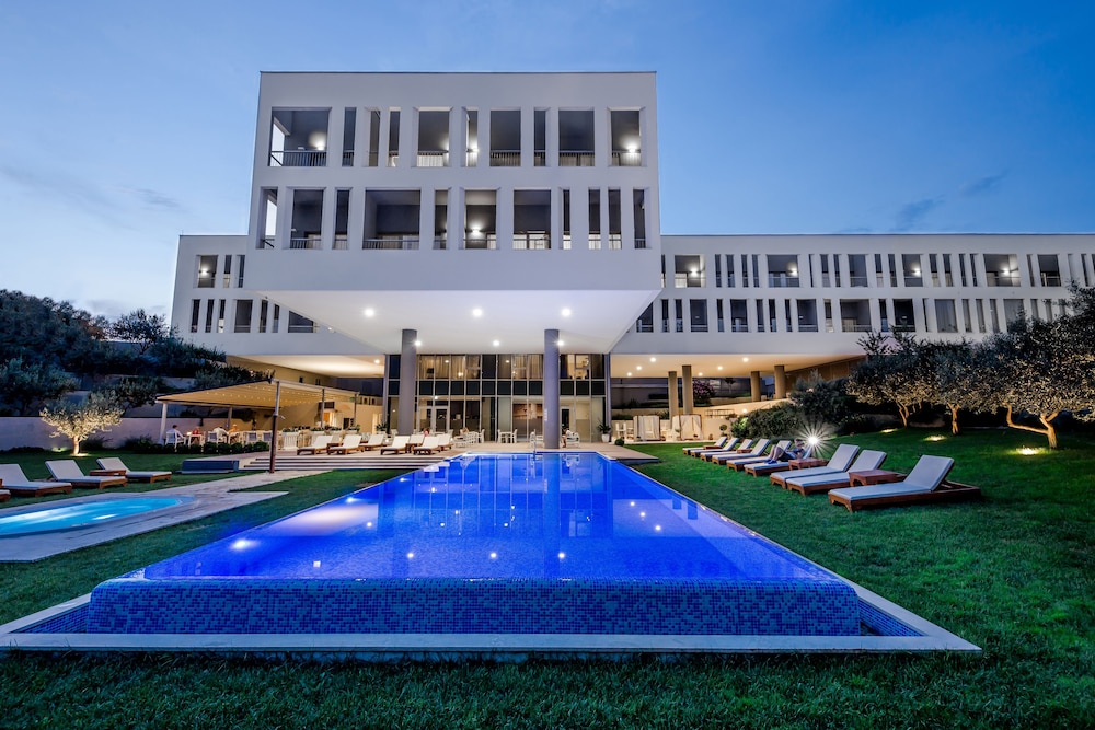 Hotel Salona Palace — 4-Star Luxury Hotel in Solin, Croatia