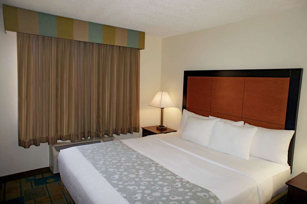 La Quinta Inn & Suites by Wyndham St. Pete Clearwater Airpt - photo 38