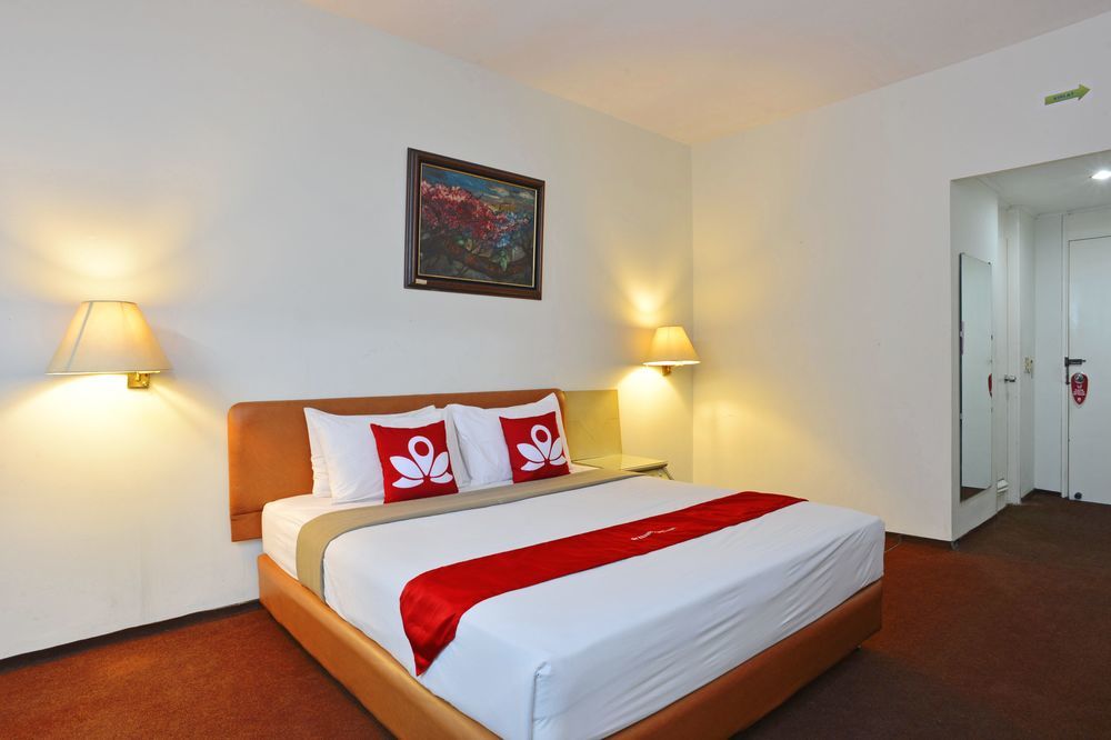 ZEN Rooms Basic Kebayoran - carbon neutral hotel in Jakarta