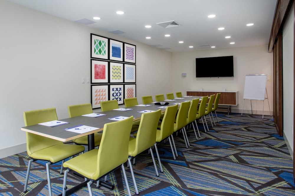 Holiday Inn Express & Suites Deland South by IHG - photo 30