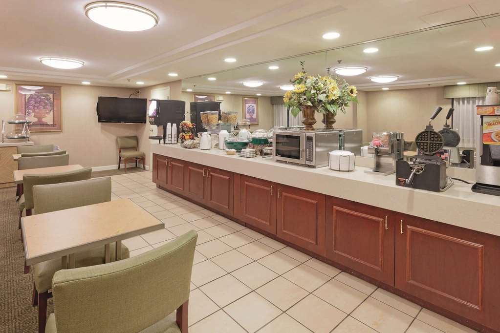 La Quinta Inn & Suites by Wyndham Warwick Providence Airport - photo 39